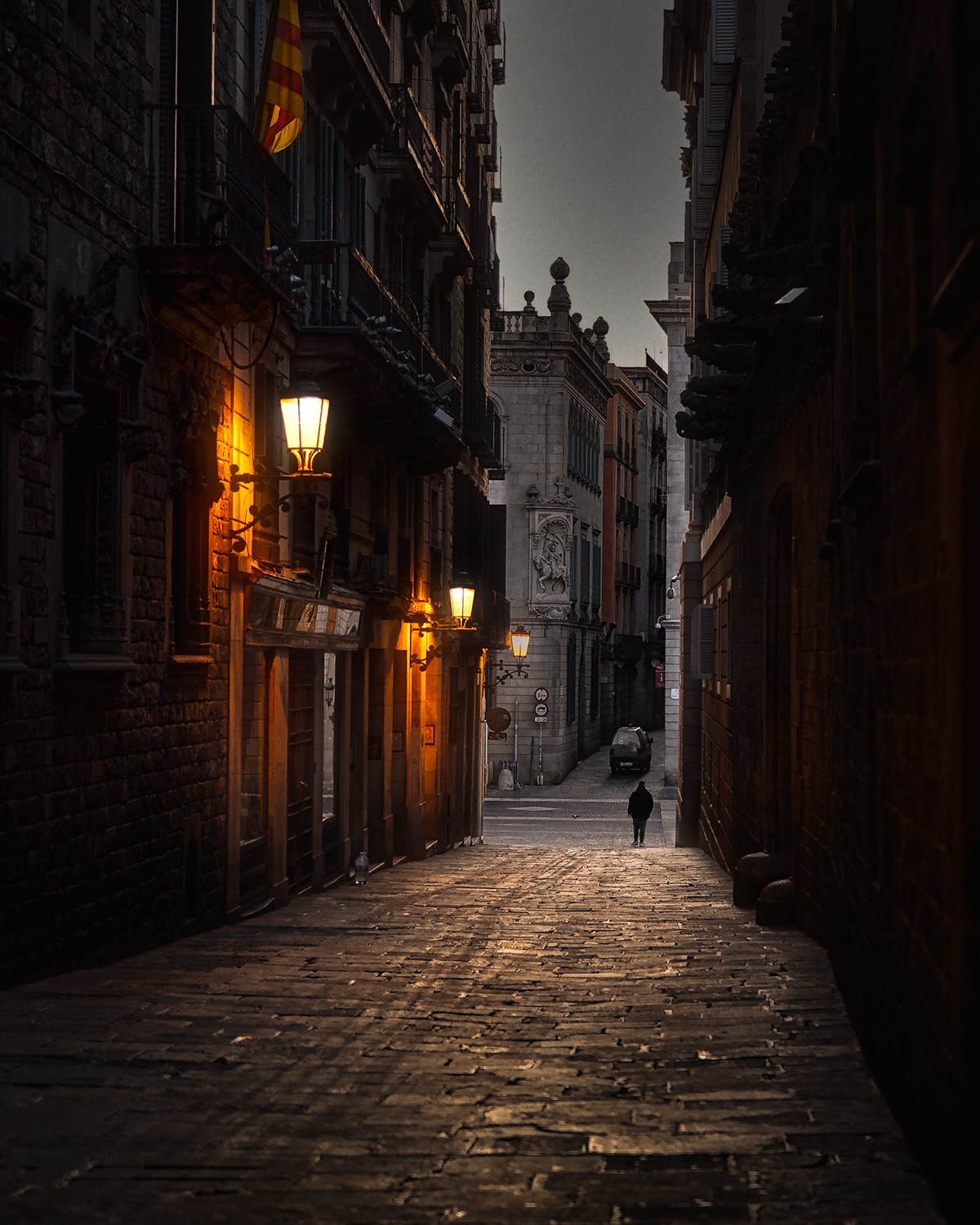 Faroles y vida cotidiana en una calle de Barcelona