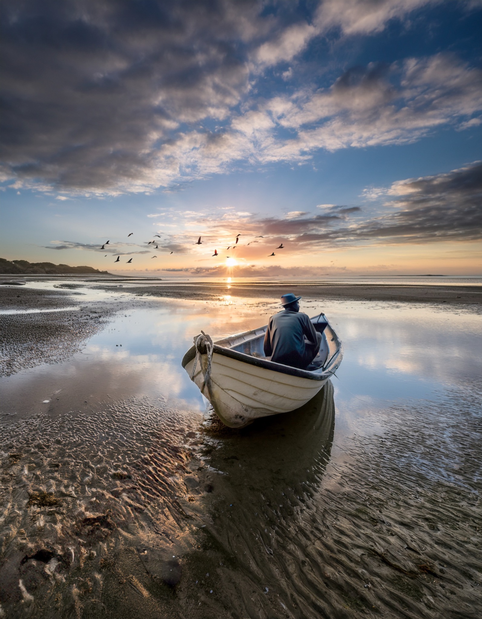 Un pescador comienza su jornada frente al mar al amanecer
