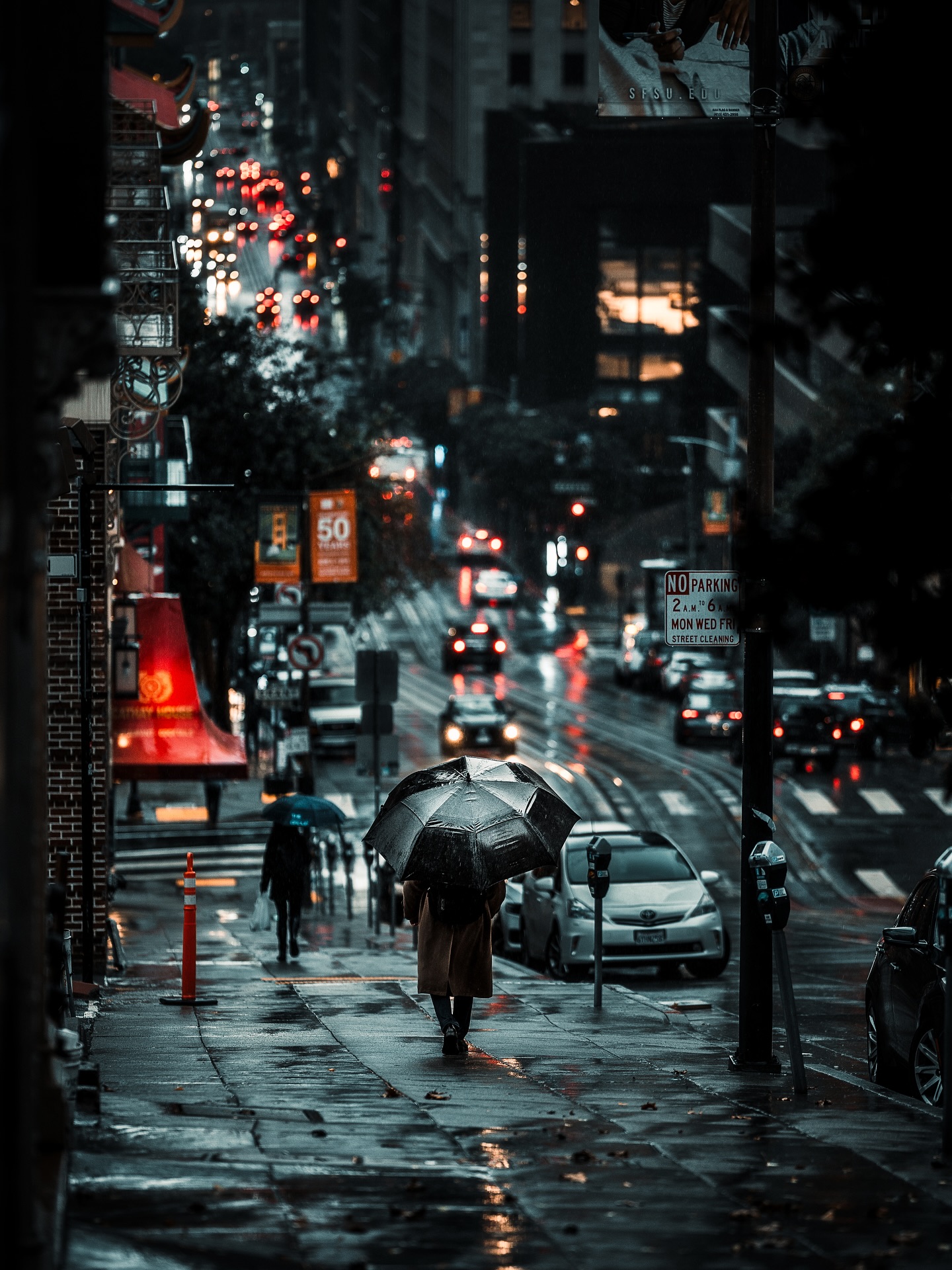 Una escena urbana bajo la lluvia